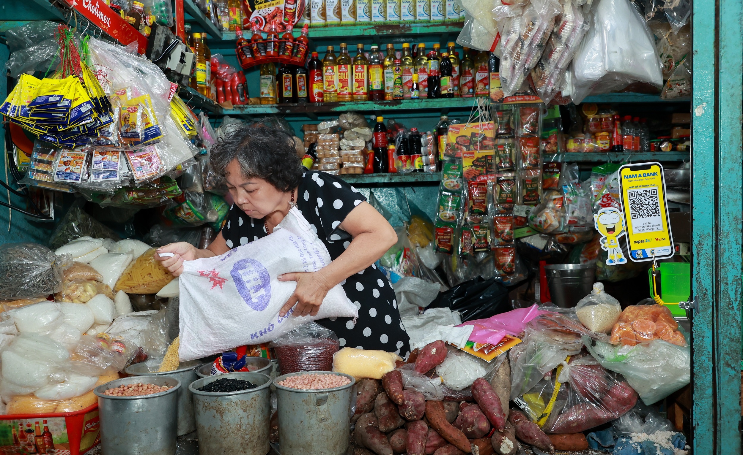 Quầy hàng đồ khô tại chợ Tân Định – TP HCM được trang bị mã QR để người mua dễ dàng thanh toán.
