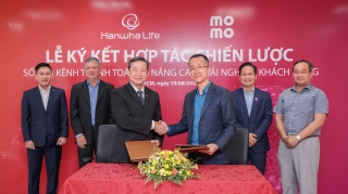 Hanwha Life Việt Nam hợp tác với Ví điện tử MoMo và trung gian thanh toán Payoo