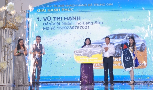 mua he soi dong cua bao viet da tim ra khach hang trung xe mercedes benz c200