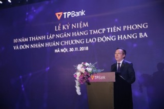 Enterprise Asia trao tặng giải thưởng cho TPBank và ông Đỗ Minh Phú
