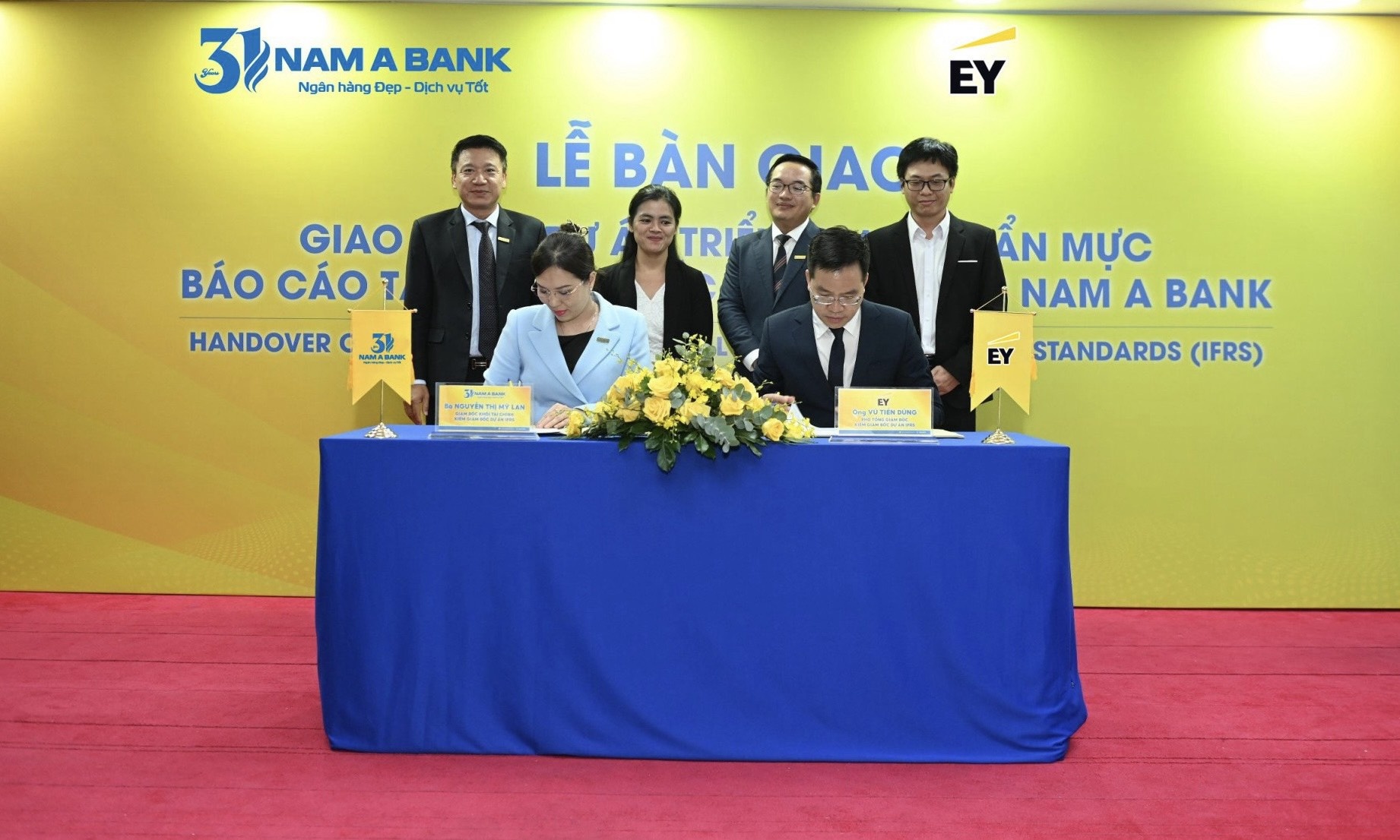 Đại diện Nam A Bank và EY Việt Nam ký kết bàn giao Giao phẩm Dự án Triển khai chuẩn mực báo cáo tài chính quốc tế IFRS.