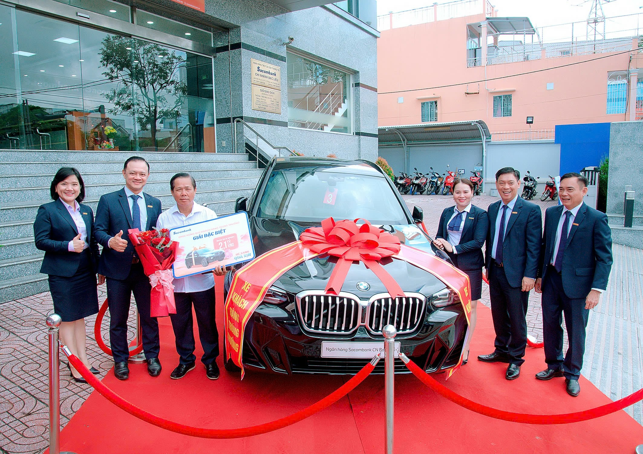 sacombank trao 2 o to bmw hon 4 ty dong den khach hang tai bac lieu vinh long