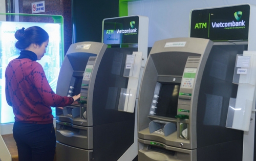 vietcombank giam phi rut tien mat qua atm ngoai mang