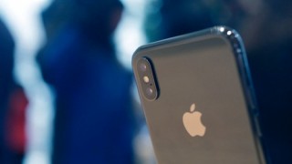 ‘Tôi mua iPhone X vì không thể thoát khỏi lưới nhện Apple'