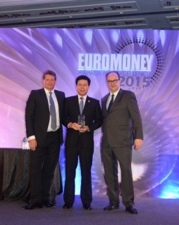 Vietcombank nhận giải thưởng “Ngân hàng tốt nhất Việt Nam năm 2015” do Euromoney trao tặng