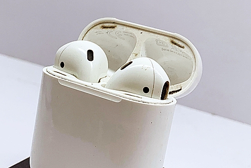 dan choi tieu tien trieu de ve sinh tai nghe airpods