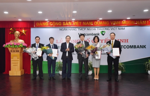 vietcombank kien toan bo may nhan su cap cao