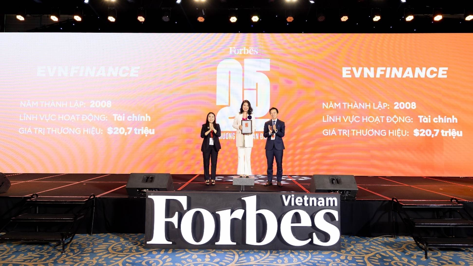 EVNFinance lọt Top 25 Thương hiệu dẫn đầu do Forbes bình chọn