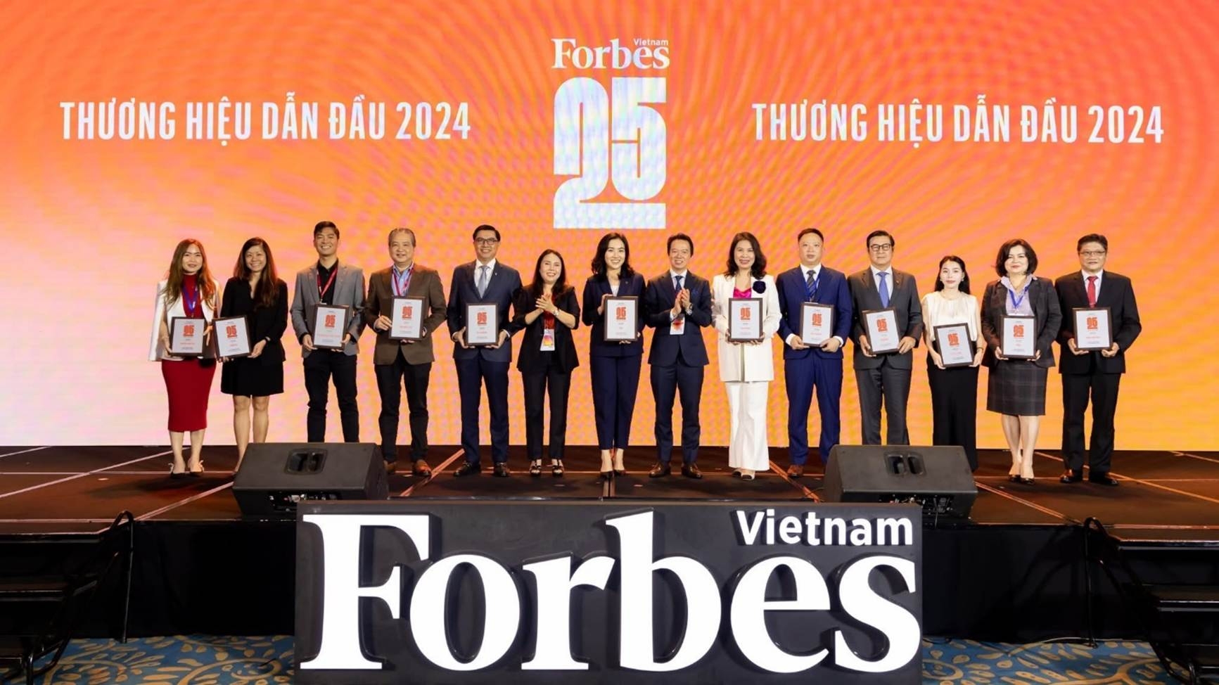 evnfinance lot top 25 thuong hieu dan dau do forbes binh chon