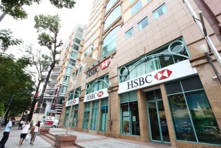 HSBC Việt Nam nhận cùng lúc hai danh hiệu từ Euromoney