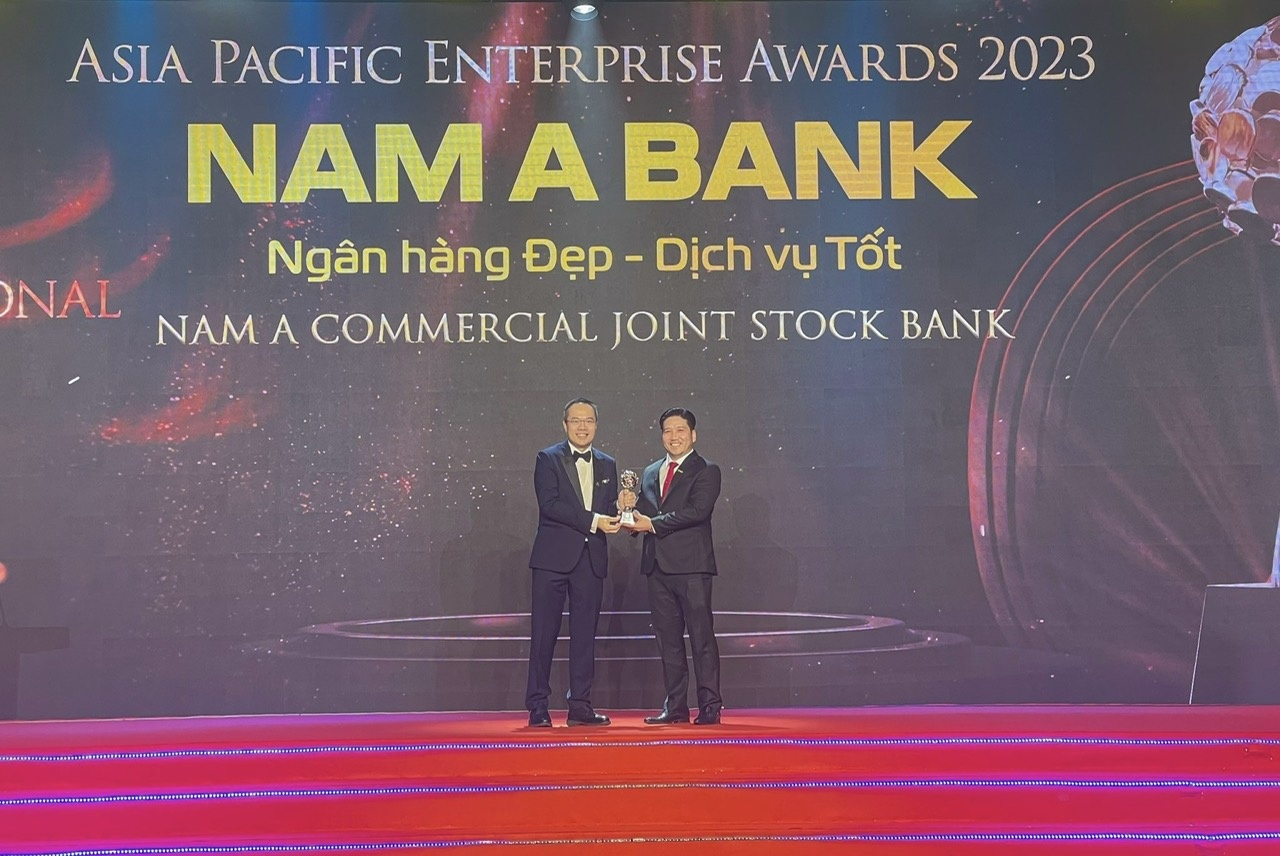 Đại diện Nam A Bank – Ông Trần Khải Hoàn, Phó Tổng Giám đốc thường trực nhận giải thưởng từ Ban tổ chức