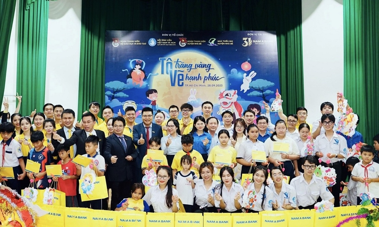Nam A Bank trao tặng học bổng và quà cho các em học sinh nhân dịp Trung thu 2023