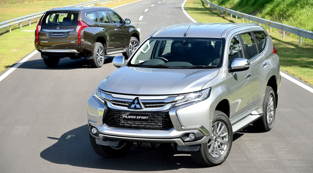 Tại thị trường Indonesia, Mitsubishi Pajero Sport 2016 có 5 màu sơn ngoại thất là đồng, xám, bạc, trắng, đen.