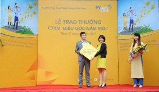 PVcomBank trao thưởng cho khách hàng