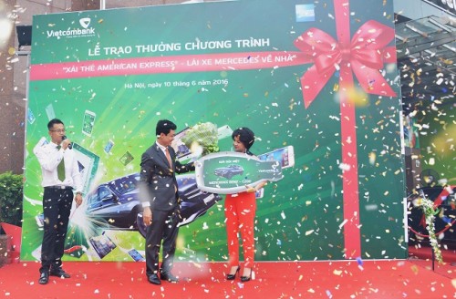 vietcombank trao xe mercedes benz c200 cho khach hang trung thuong