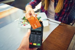 Sacombank sẽ hoàn 20% giá trị hóa đơn cho khách chi tiêu qua thẻ