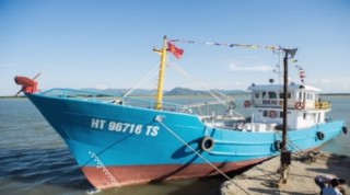 Bàn giao và hạ thủy tàu vỏ thép đầu tiên tại Hà Tĩnh