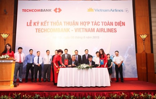 vietnam airlines va techcombank ky thoa thuan hop tac toan dien