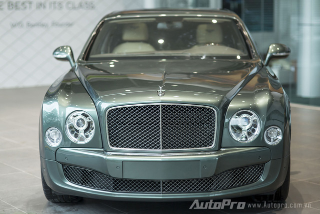 Động cơ cho phép Bentley Mulsanne Speed 2016 tăng tốc từ 0 lên 100 km/h trong 4,9 giây trước khi đạt tốc độ tối đa 305 km/h.