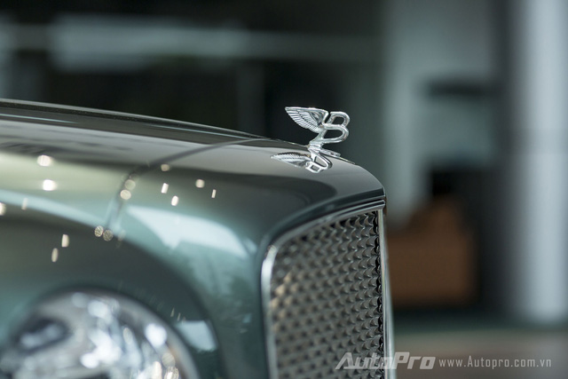 Ngay phía trước nắp ca-pô là biểu tượng Flying B của Bentley.