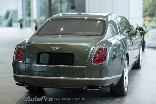 Bentley Mulsanne Speed 2016 nhìn từ phía sau khá giống với phiên bản Mulsanne thường. Chiếc xe Bentley Mulsanne Speed 2016 mới Việt Nam sở hữu màu xanh diệp lục độc nhất vô nhị.