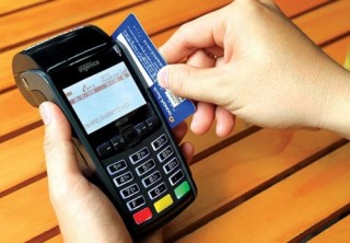 Quẹt thẻ để “giải nhiệt” cho ATM